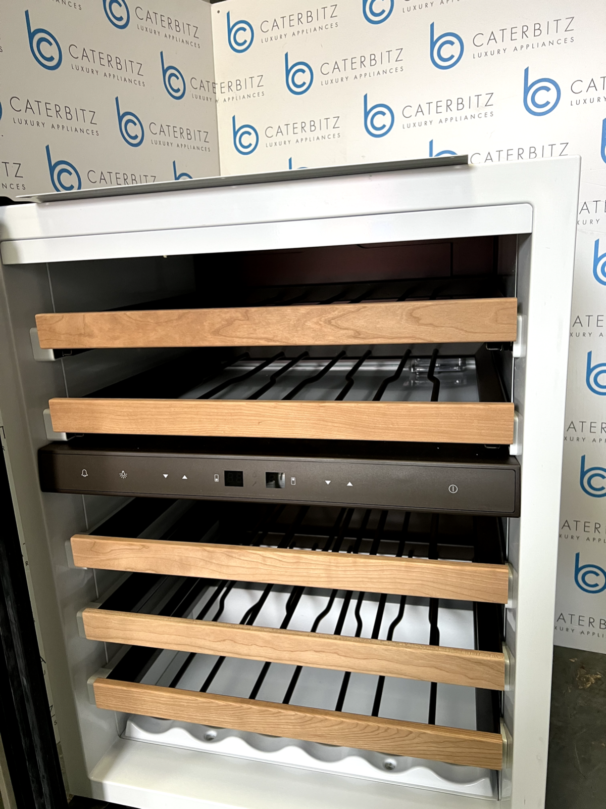 New Sub Zero Undercounter Wine Cooler Drinks beverage Fridge appliance Wolf