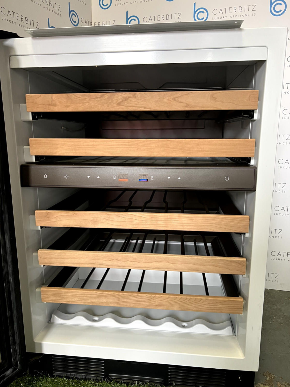 New Sub Zero Undercounter Wine Cooler Drinks beverage Fridge appliance Wolf