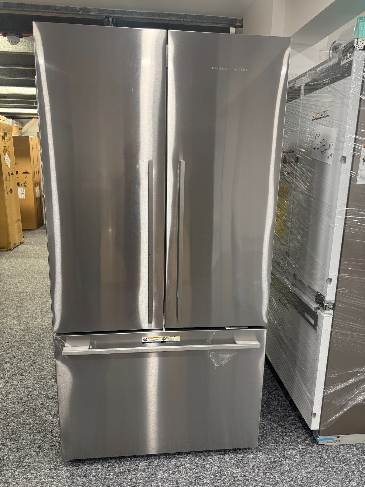 NEW UNUSED Fisher & Paykel RF610ADJX6 Fridge Freezer Freestanding