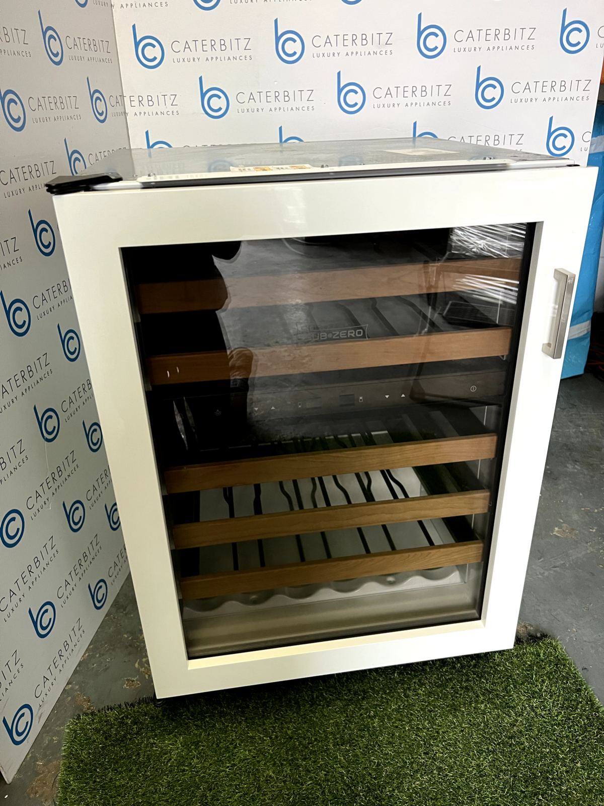 New Sub Zero Undercounter Wine Cooler Drinks beverage Fridge appliance Wolf