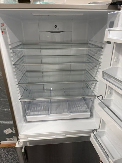 Ex Display Fisher & Paykel Fridge Freezer RF522BRXFD5 Right hand hinged BR4661