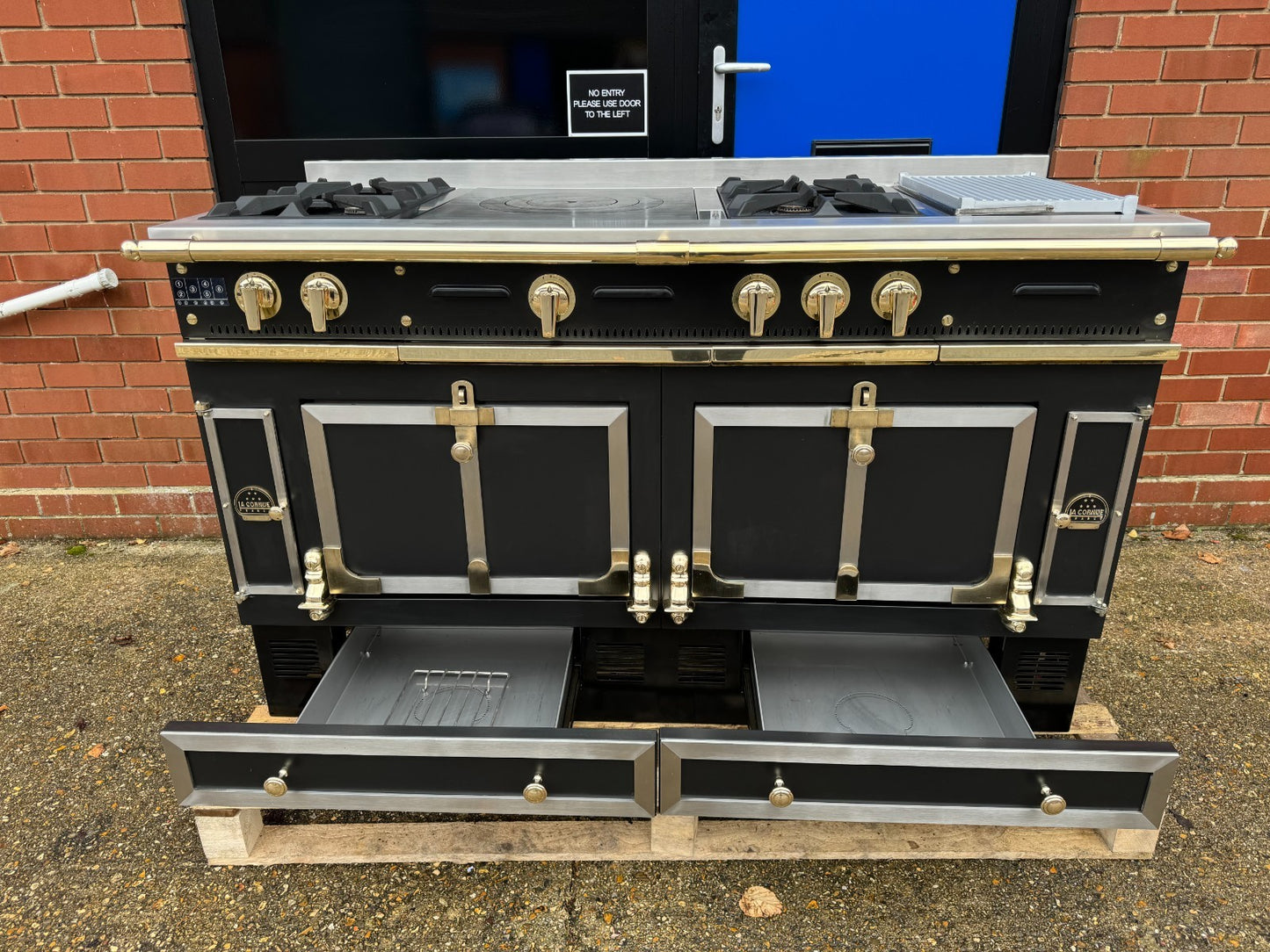 La Cornue Chateau 150 Range Cooker Oven Extractor Hood & Kitchen Black & Brass