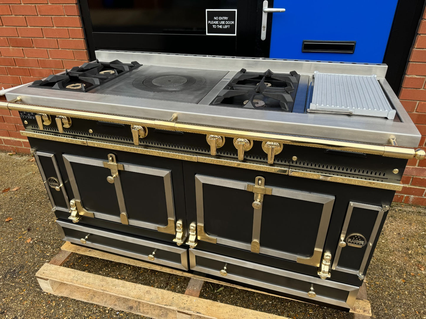 La Cornue Chateau 150 Range Cooker Oven Extractor Hood & Kitchen Black & Brass