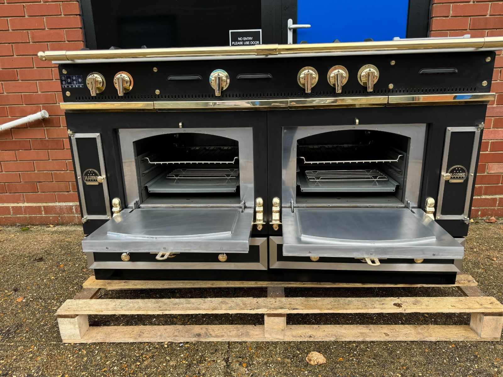 La Cornue Chateau 150 Range Cooker Oven Extractor Hood & Kitchen Black & Brass