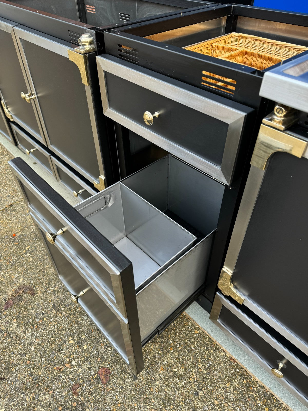 La Cornue Chateau 150 Range Cooker Oven Extractor Hood & Kitchen Black & Brass