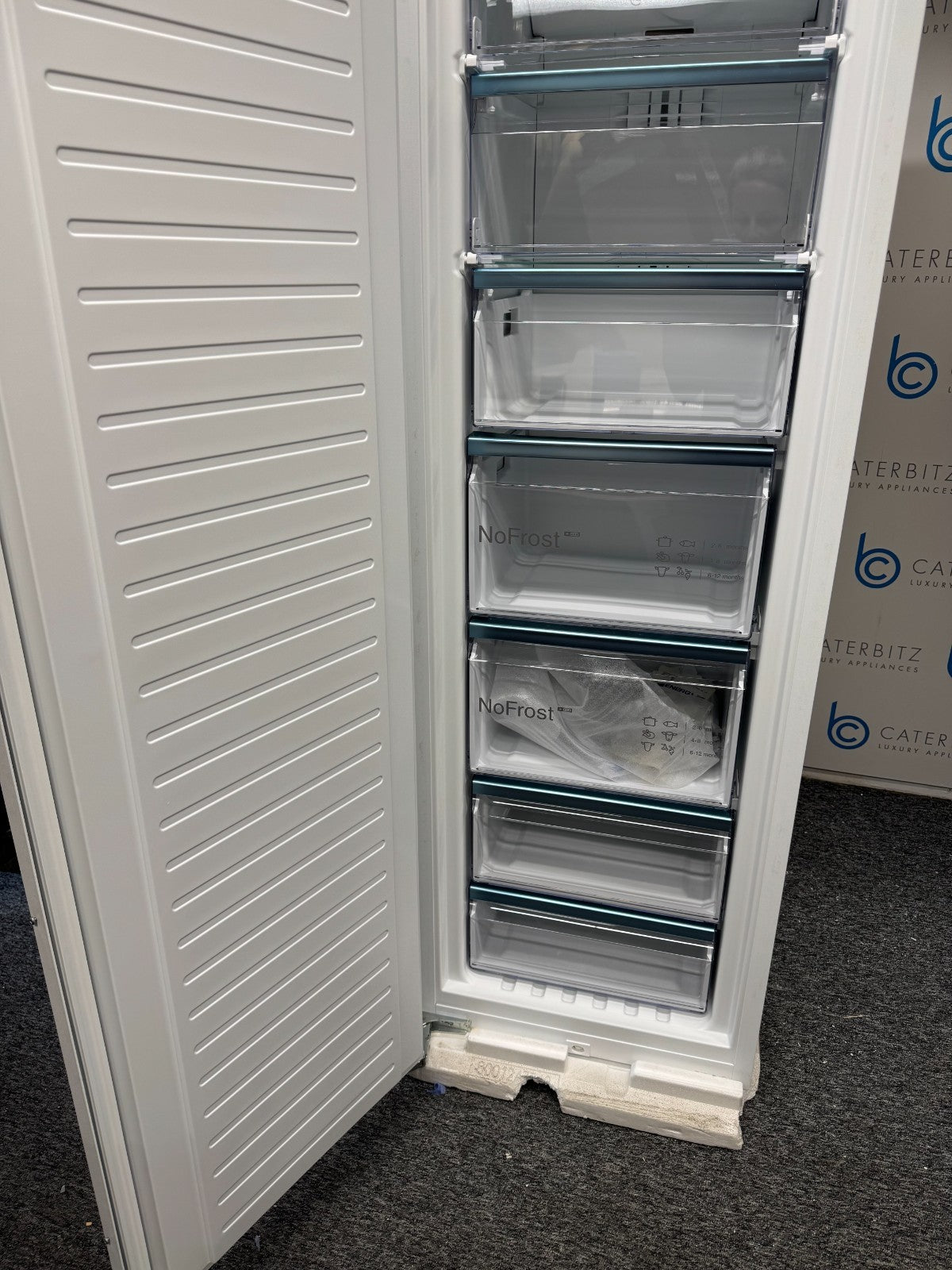 New Neff N90 GI7815NE0 Integrated No Frost Built in Column Freezer BR4163