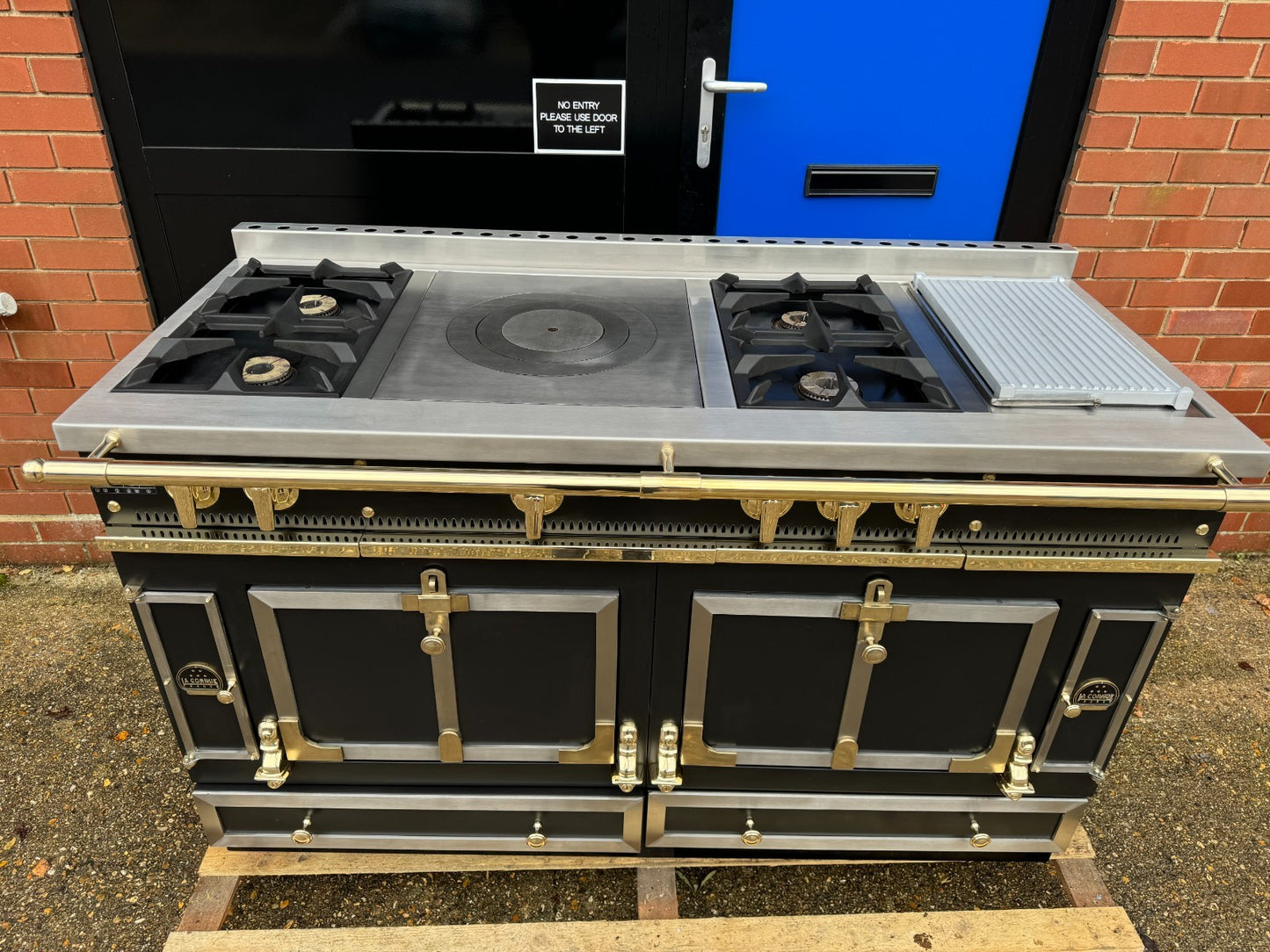 La Cornue Chateau 150 Range Cooker Oven Extractor Hood & Kitchen Black & Brass