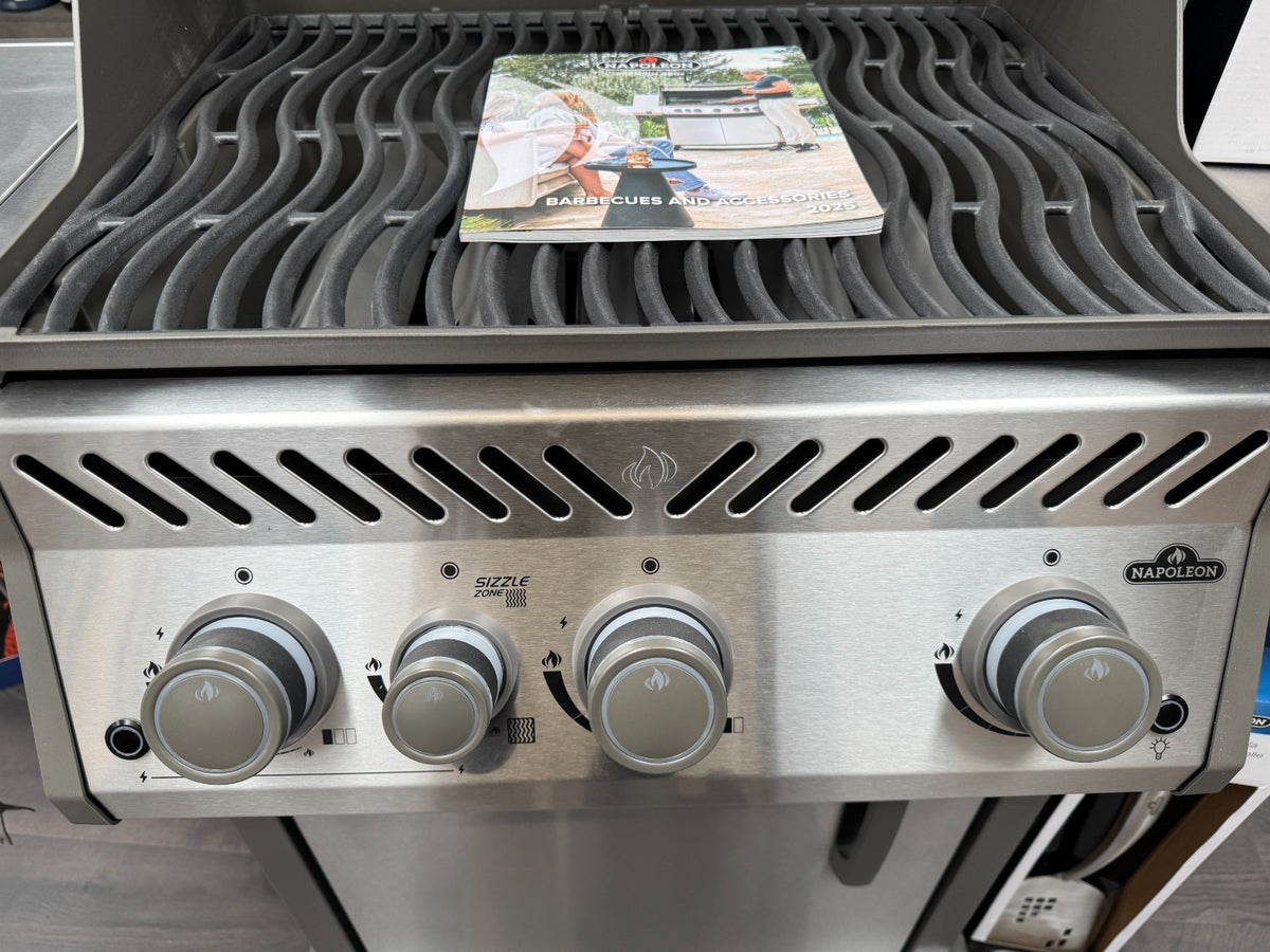 UNUSED Ex Display Napoleon Rogue PRO-S 425 Stainless Steel Gas BBQ