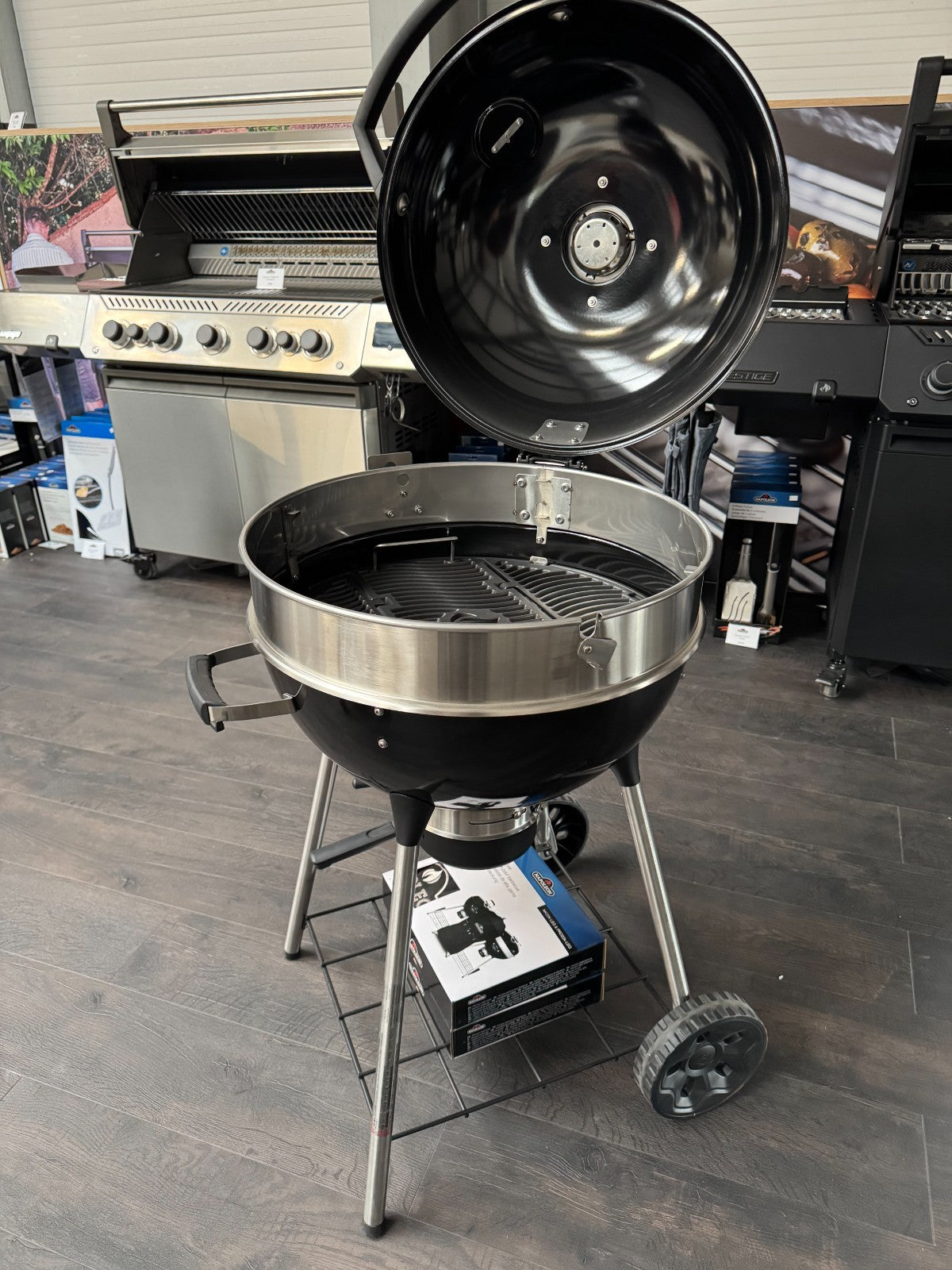 New Napoleon Pro 22 57cm Charcoal Leg Phantom PRO22MK-LEG-3 EX Display unused