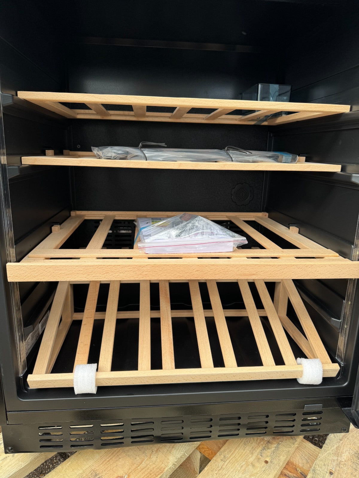NEW Mquvee WCS60AB Wine Cooler Fridge drinks Black BR4508