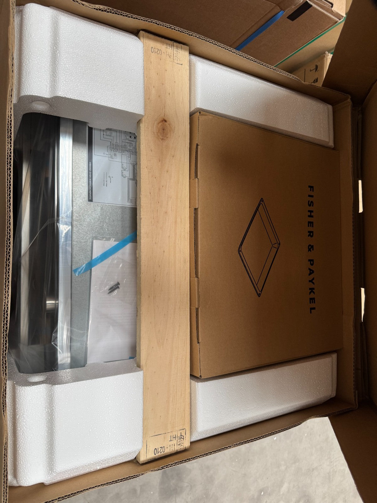 NEW UNUSED Fisher & Paykel OB60SD9PX1 Pyrolytic Oven Cooker appliance BR4635