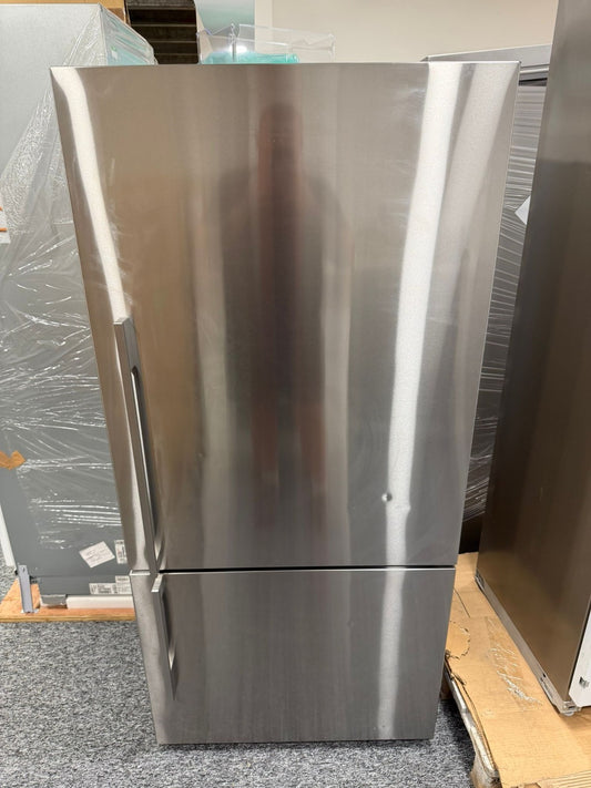Ex Display Fisher & Paykel Fridge Freezer RF522BRXFD5 Right hand hinged BR4661