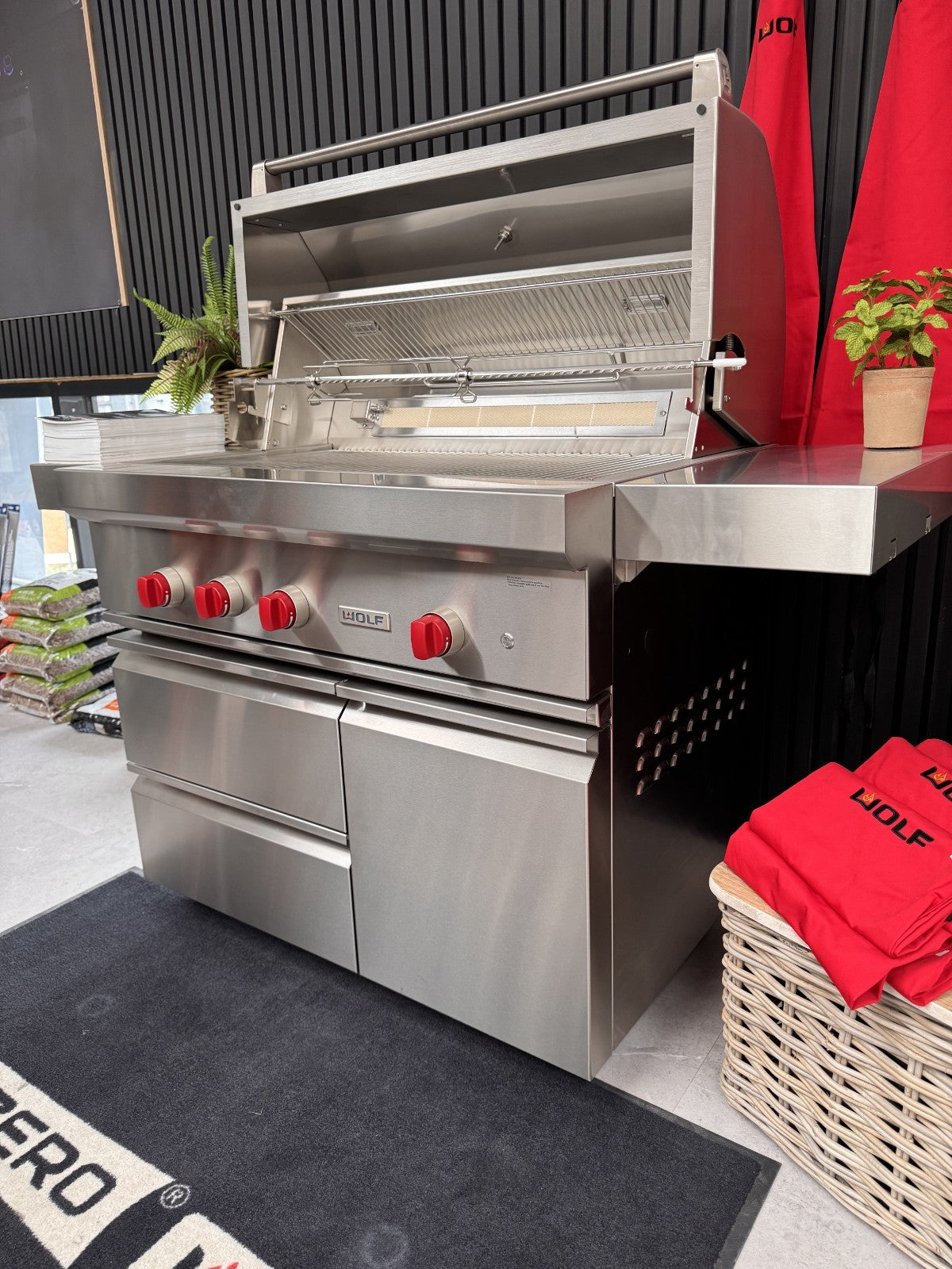 UNUSED Wolf 107cm Freestanding Gas Barbecue ICBOG42C BBQ
