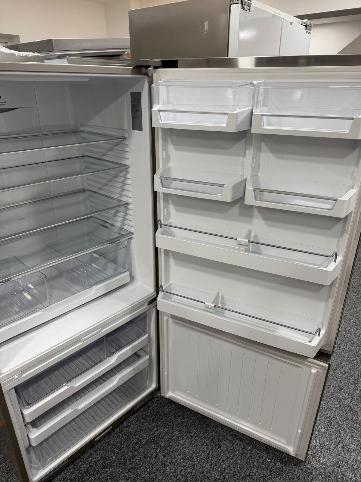 Ex Display Fisher & Paykel Fridge Freezer RF522BRXFD5 Right hand hinged BR4661