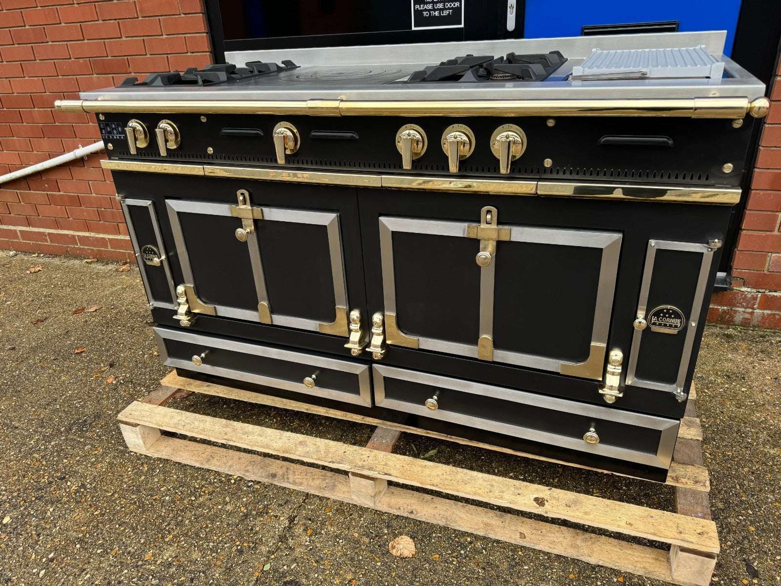 La Cornue Chateau 150 Range Cooker Oven Extractor Hood & Kitchen Black & Brass