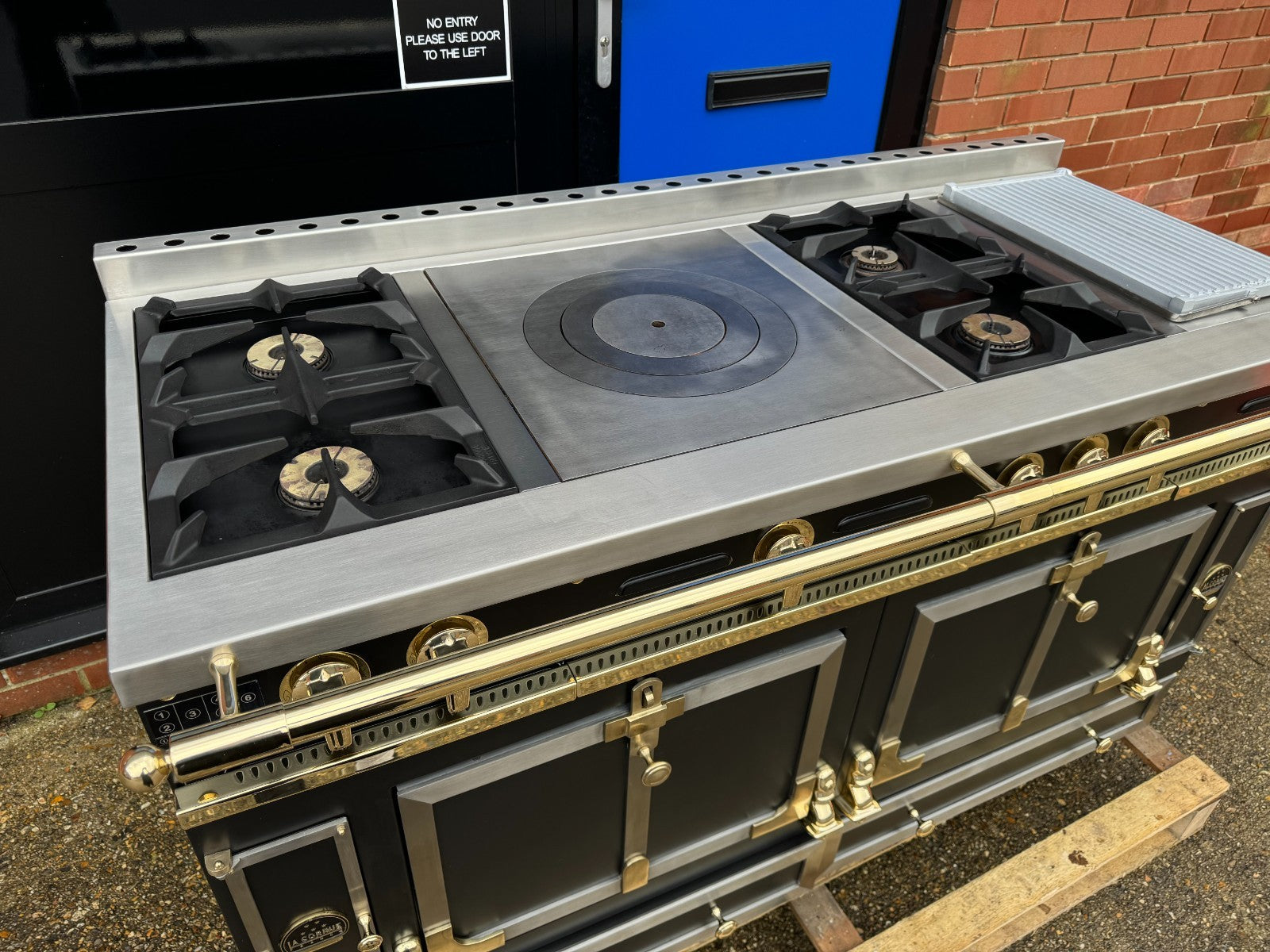 La Cornue Chateau 150 Range Cooker Oven Extractor Hood & Kitchen Black & Brass